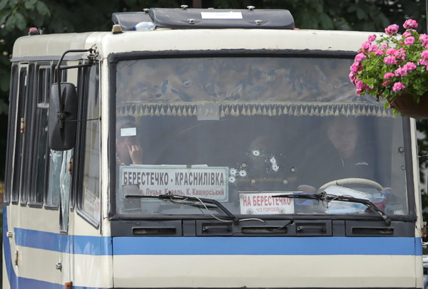 ▲▼烏克蘭盧斯科市公車被劫持。（圖／路透）