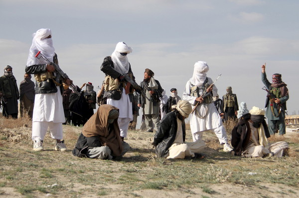 ▲▼阿富汗塔利班分子處決3名男子。（圖／路透）
