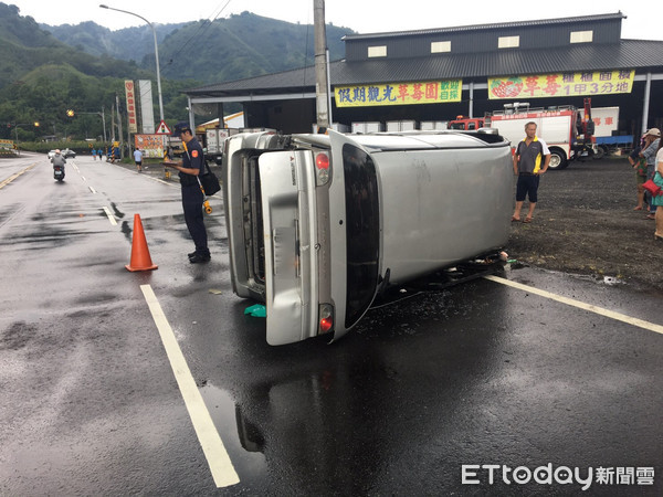 ▲林男所駕駛的廂型車，遭到對向小貨車擦撞車尾，導致失控翻覆，所幸車上2人皆無大礙。（圖／記者黃孟珍翻攝）