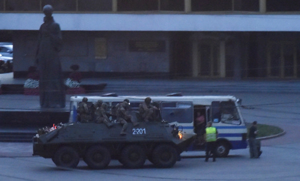 ▲▼烏克蘭盧斯科（Lutsk）公車遭挾持，警方出動裝甲車攻堅。（圖／路透）