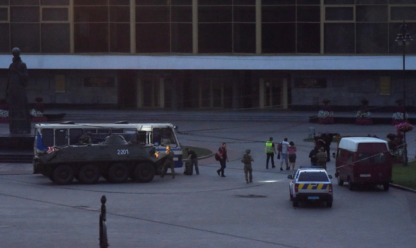 ▲▼烏克蘭盧斯科（Lutsk）公車遭挾持，警方出動裝甲車攻堅。（圖／路透）