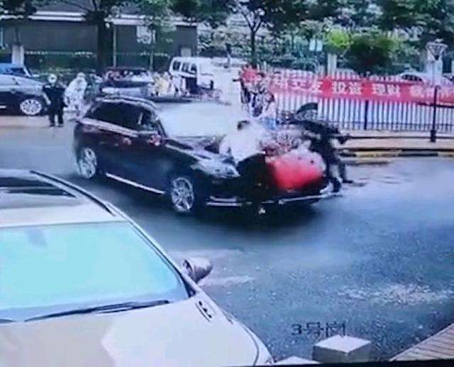 ▲▼禮車失控姊弟被撞當場身亡。（圖／翻攝自影片）