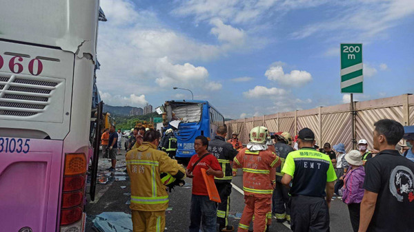 國道3號今上午發生連環車禍，造成1死18傷的悲劇。（圖／翻攝畫面）