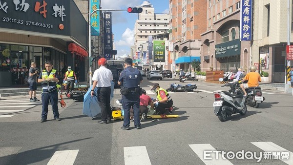 ▲▼車禍發生時正值上班時間，民眾見狀也上前幫忙             。（圖／記者黃孟珍翻攝）