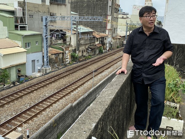 ▲「反南鐵東移自救會長」陳致曉東區青年路住處23日清晨將進行強拆行動，陳致曉強調會堅守家園到最後一刻，絕不妥協。（圖／記者林悅攝，下同）