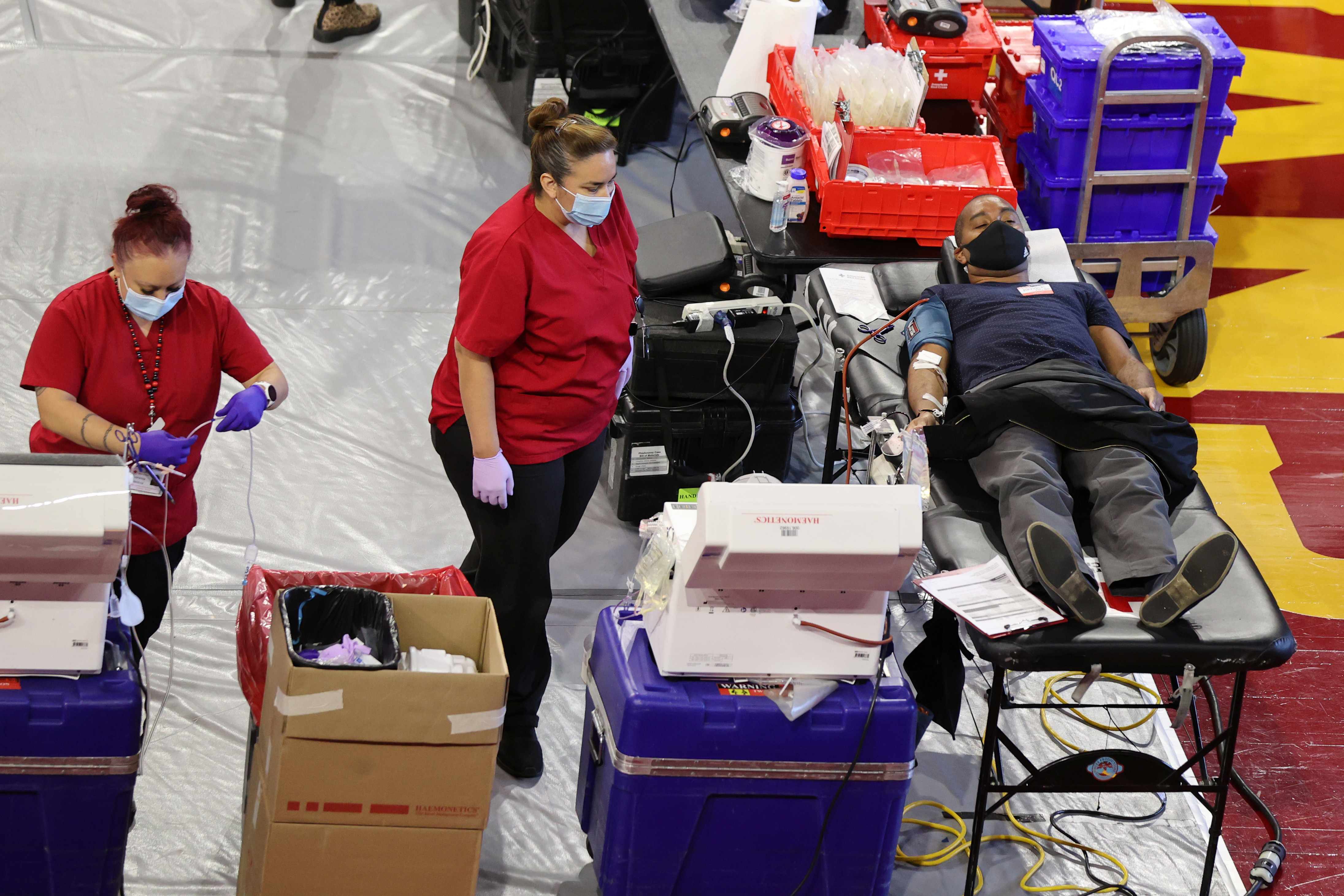 ▲▼加州洛杉磯民眾自願到紅十字會在球場的臨時中心捐血，為該州醫療系統提供幫助。（圖／路透）