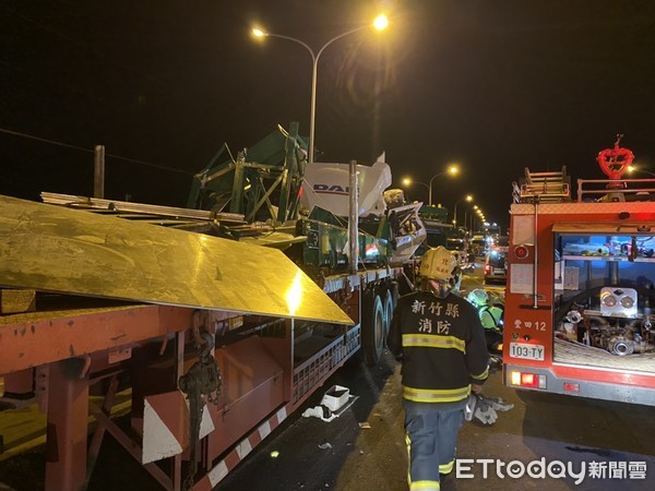 ▲▼竹北市協榮加油站前，3台聯結車相撞。（圖／記者陳凱力翻攝）