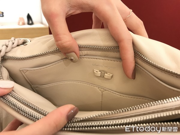 ▲Ferragamo Viva Bow Bag。（圖／記者王則絲攝）