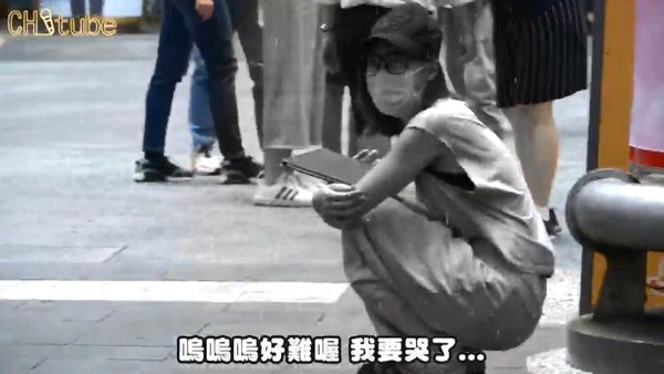 ▲張棋惠西門町街頭摘口罩「沒半個人認識我」。（圖／翻攝自YouTube／張棋惠CHItube）