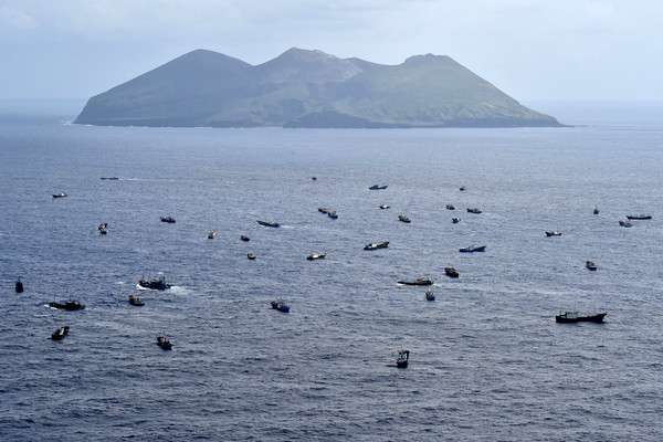 ▲▼聚集在日本伊豆群島外海的中國籍漁船。（圖／達志影像／美聯社）