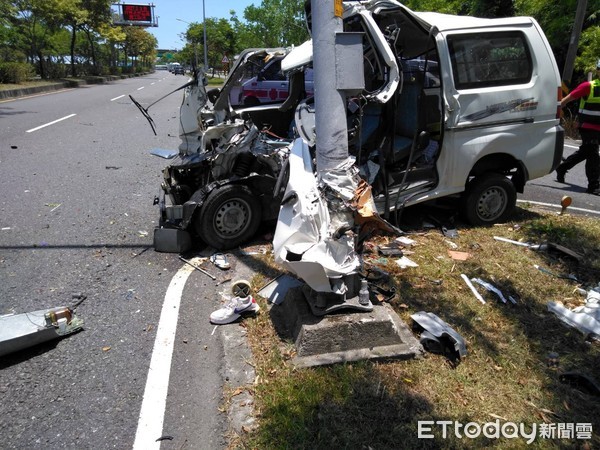 ▲▼宜蘭一廂型車撞縣民大道二段電桿　車全毀零件四散2人傷。（圖／記者游芳男翻攝，下同）