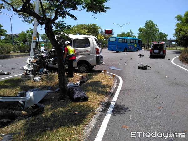 ▲▼宜蘭一廂型車撞縣民大道二段電桿　車全毀零件四散2人傷。（圖／記者游芳男翻攝，下同）