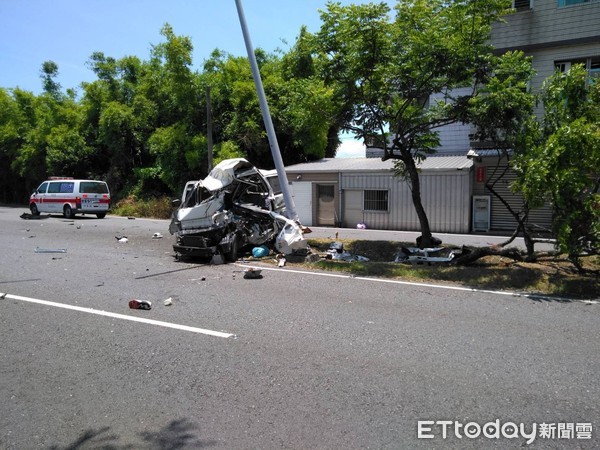 ▲▼宜蘭一廂型車撞縣民大道二段電桿　車全毀零件四散2人傷。（圖／記者游芳男翻攝，下同）