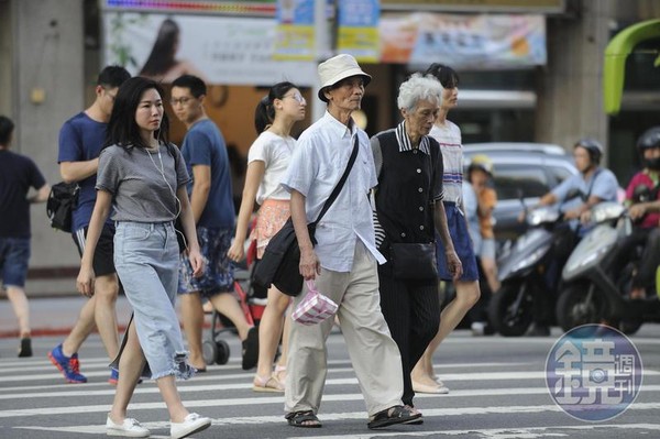 銀色海嘯席捲而來，要安心養老，就要看懂高配息產品背後的高費用率。