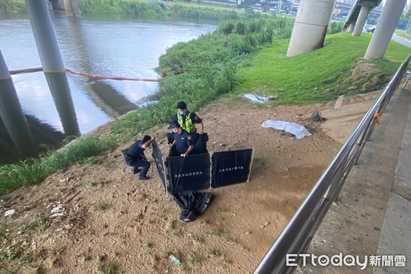 ▲▼台北市環保局人員23日於南湖大橋下上游處發現一具男屍。（圖／記者黃彥傑攝）