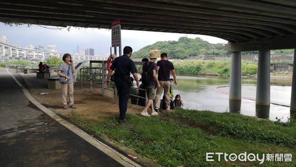 ▲台北市環保局人員23日於南湖大橋下上游處發現一具男屍，目前家屬到現場。（圖／記者黃彥傑攝）