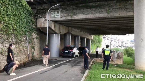 ▲▼北市府建管處官員曾華崇涉嫌索賄，今下午陳屍南湖大橋下，兒接獲噩耗趕抵現場坐地痛哭。（圖／記者黃彥傑攝）