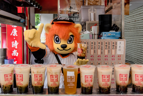 ▲統一獅吉祥物萊恩擔任台南知名黑糖奶舖一日工作人員。（圖／統一獅提供）