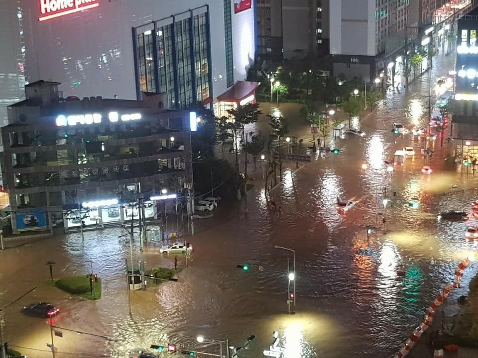 ▲▼南韓釜山23日晚間降下暴雨。（圖／翻攝自釜山警察臉書粉專）