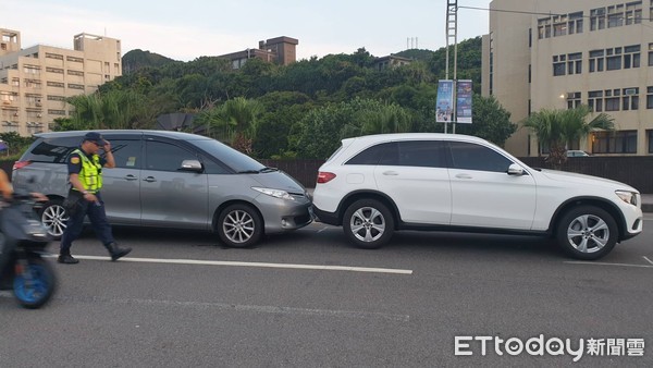 ▲▼基隆市長林右昌「座車車禍」　跑行程撞上賓士車。（圖／記者郭世賢翻攝）