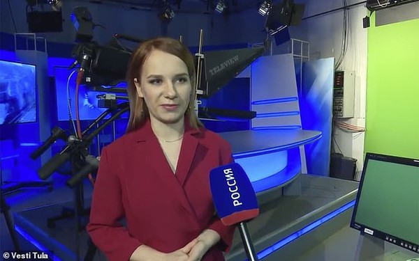 ▲娜蒂亞․朱可娃變身圖拉州當地電視台的氣象女郎。(圖／翻攝自Vesti Tula電視台畫面)