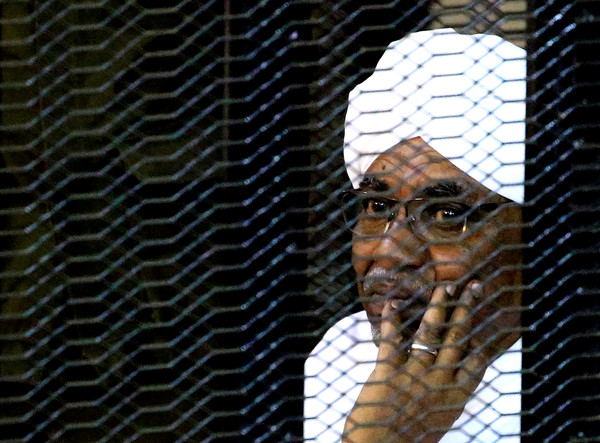 ▲▼ 前蘇丹總統巴席爾坐在籠子裡等待審判。（圖／路透）