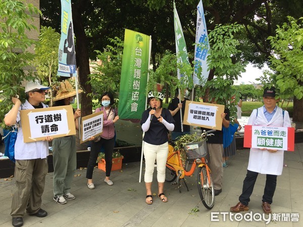 ▲台中多個民間團體號召民眾88節當天上街遊行，呼籲種樹救地球。（圖／記者鄧木卿攝）