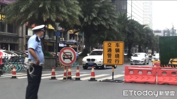 ▲▼中方宣布關閉美駐成都使館，大批公安武警戒備，封鎖周邊道路。（圖／記者任以芳攝）