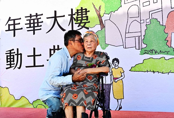 ▲▼李宗盛帶96歲媽媽出席門諾年華大樓動土典禮。（圖／相信音樂提供）