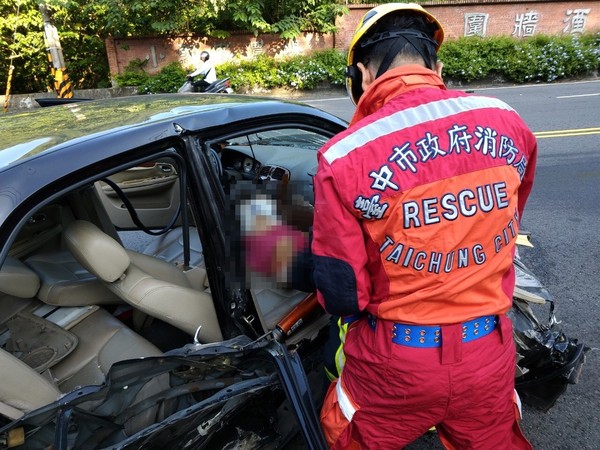 ▲▼台中東勢上午發生一起自撞電線桿死亡車禍。（圖／民眾提供）