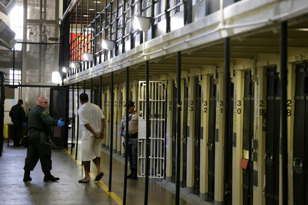 ღ加州的「聖昆汀州立監獄」可能是「惡魔島」之外，最知名的美國監獄，許多電影都以這裡為故事背景。圖為死囚區一景。(Picture /達志影像／美聯社）  