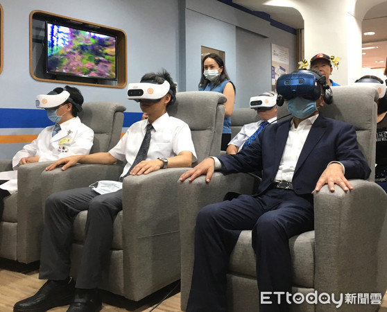 ▲衛福部長陳時中（右一）配戴VIVE Cosmos體驗台北醫院附設悅心長照暨早療中心VR輔療課程。（圖／HTC提供）