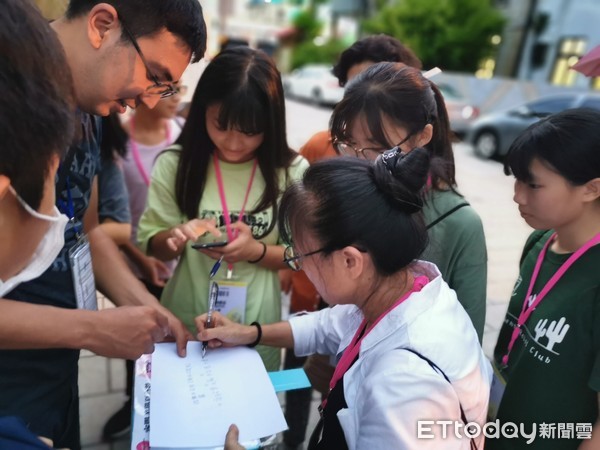 ▲佛光山南台別院青少年空間美學夏令營，來自於全台各地的營隊學員們，行經永華路、平豐路後穿越安億橋來到安平舊聚落，透過闖關活動深度認識台南安平。（圖／記者林悅翻攝，下同）