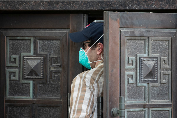 中國駐休士頓總領事館關閉後，一名穿便衣的美國安全官員從後門進入。（圖／路透）