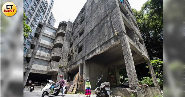 新莊區讓當地居民頭痛20年的「池塘鬼屋」，逢雨必淹，已經淹到地下1樓。（圖／黃威彬攝）