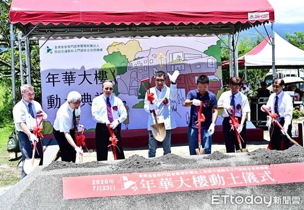 ▲▼李宗盛陪同96歲母親一起到花蓮出席，見證東部失智長者夢想家園的啟動。（圖／門諾醫院提供，下同）