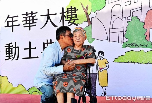 ▲▼李宗盛陪同96歲母親一起到花蓮出席，見證東部失智長者夢想家園的啟動。（圖／門諾醫院提供，下同）