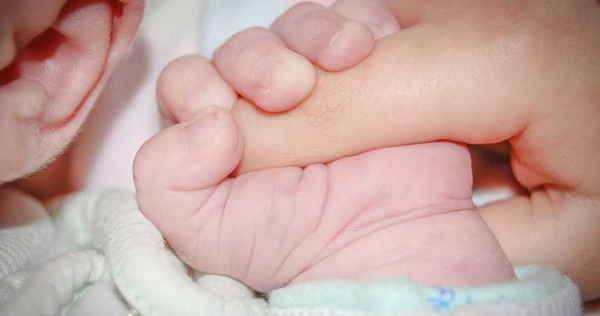 新北市有保母疑似「1打3」照顧嬰幼兒貪圖方便，竟把安撫椅放進嬰兒床，還拿繩子綁奶瓶，導致一名9月大男嬰被繩勒住窒息死亡。（圖／示意圖，翻攝自pixabay）