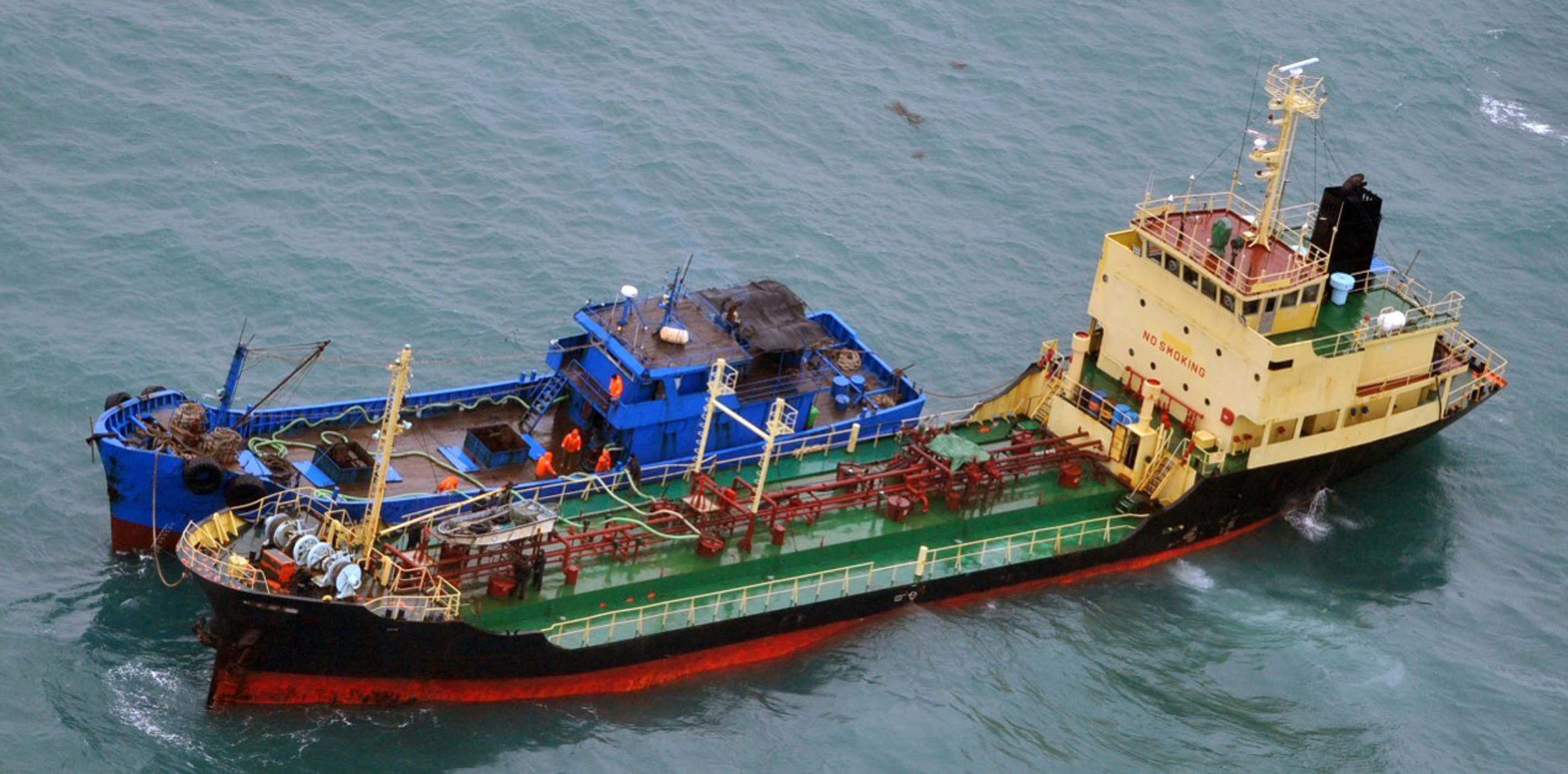 ▲▼日本防衛省拍到，北韓漁船「Yu Jong 2號」在東海上與「閩寧德油078」交貨。（圖／達志影像）
