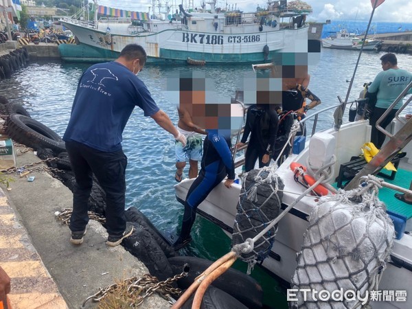 ▲屏東縣小琉球龍蝦洞兩名潛水客體力不支，安檢人員會同藍鯨號將他們救起             。（圖／記者陳崑福翻攝）