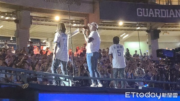 ▲動力火車球場演唱，陳鴻文現身合唱。            。（圖／記者歐建智攝）