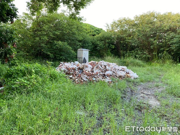 ▲有舉報人指控台南市南區有市有地遭人占用，違法作傾倒、焚燒建築廢棄物及垃圾之場地，甚至還有養流浪動物，轉賣使用權，請市府徹查。（圖／記者林悅翻攝，下同）