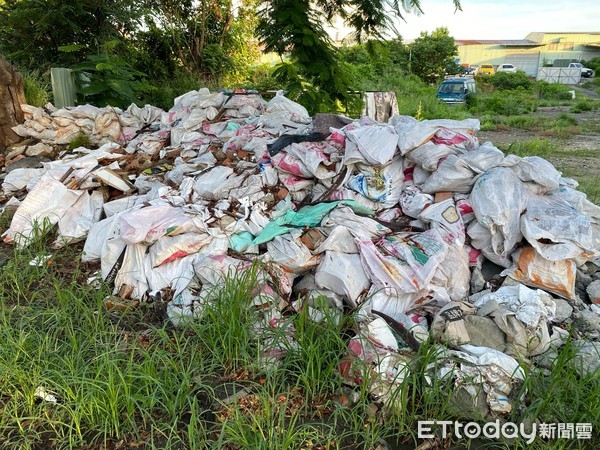 ▲有舉報人指控台南市南區有市有地遭人占用，違法作傾倒、焚燒建築廢棄物及垃圾之場地，甚至還有養流浪動物，轉賣使用權，請市府徹查。（圖／記者林悅翻攝，下同）