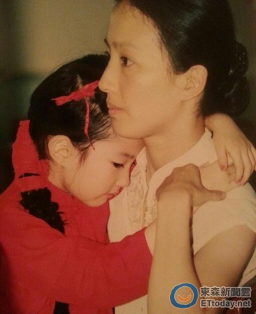 劉亦菲曝光童年照片，畫面中媽媽的高挺鼻樑與典雅氣質跟她完全一樣，讓許多網友驚呼，「難怪妳從小就是個美人胚子」！
