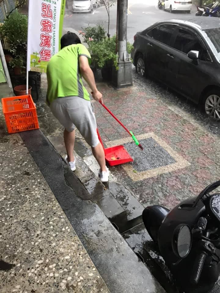 ▲▼永和國光路弘爺漢堡前淹水至小腿，警方到場拉封鎖線，提醒用路人繞道行駛。（圖／陳姓網友提供，請勿隨意翻拍，以免侵權。）