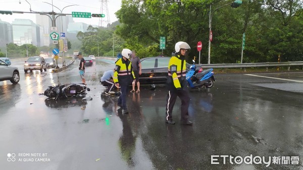 ▲汐止區25日下午發生一起小客車闖紅燈造成3機車追撞騎士斷腿車禍意外 。（圖／記者張君豪翻攝）