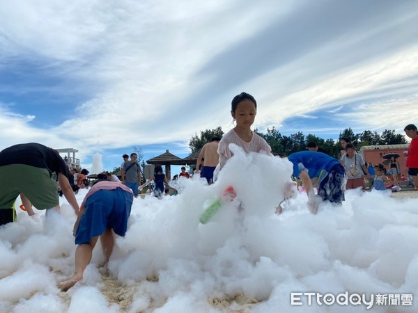 ▲東石海之夏變身小孩放電聖地 小孩瘋玩泡泡、氣墊派對及MOMO唱跳。（圖／嘉義縣政府提供）