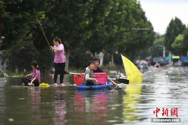 ▲▼安徽省巢湖市柘皋鎮柘皋河23日水位暴漲，淹沒主城區7條街道。（圖／翻攝中新網）