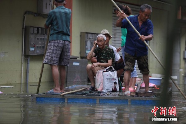 ▲▼安徽省巢湖市柘皋鎮柘皋河23日水位暴漲，淹沒主城區7條街道。（圖／翻攝中新網）