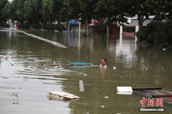 ▲▼安徽省巢湖市柘皋鎮柘皋河23日水位暴漲，淹沒主城區7條街道。（圖／翻攝中新網）